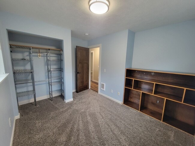 Building Photo - Exceptionally clean 3 bedroom, 1.5 bathroo...