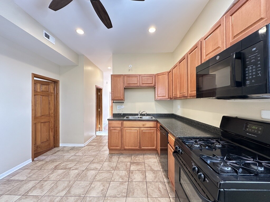 Building Photo - 2028 N Hamlin Ave