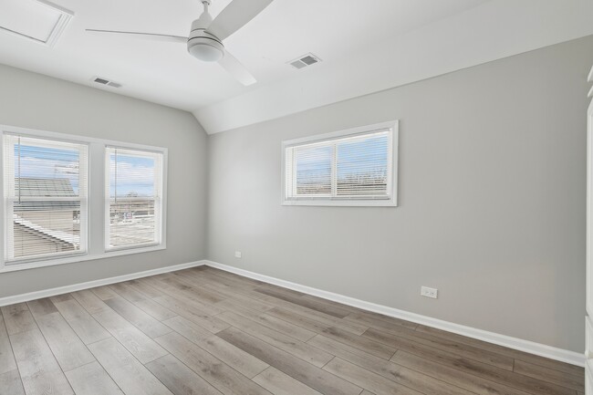 Building Photo - 33 E Main St