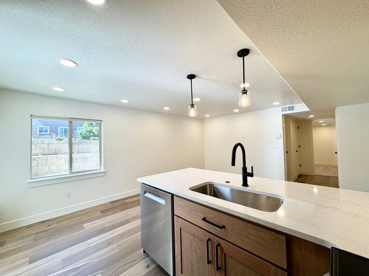 Building Photo - 698 S Lake View Dr