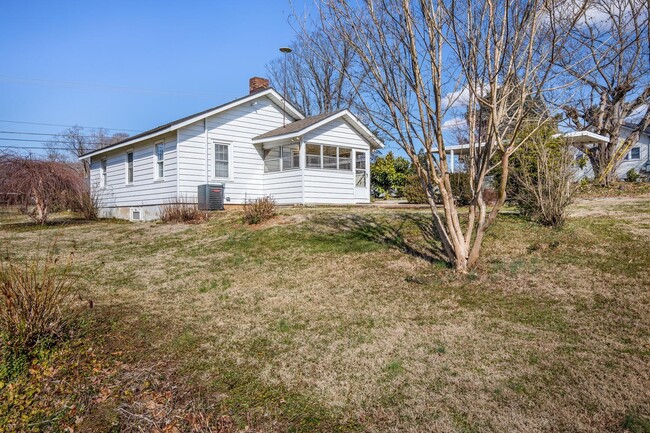 Building Photo - Adorable East Asheville House