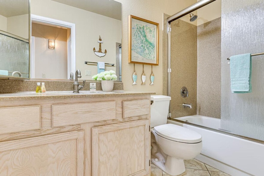 Building Photo - 253 E Vaughn Ave