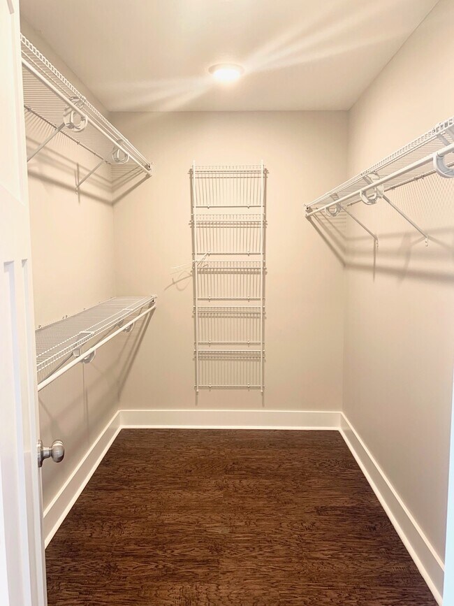 Building Photo - 312 Wolf Den Dr
