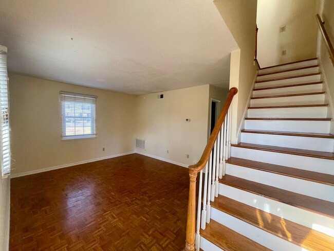 Building Photo - Darling Townhouse in Willow Terrace - ready for you to move in!