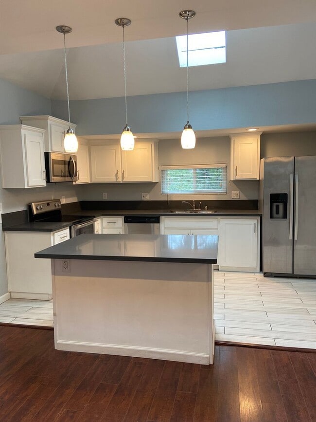 Building Photo - Beautiful 2 Bdrm, 1 Bath Downtown Sac Remodel!