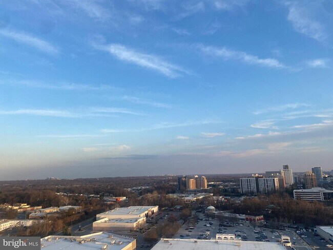 Building Photo - 5750 Bou Ave