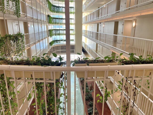 Building Photo - 1717 N Bayshore Dr