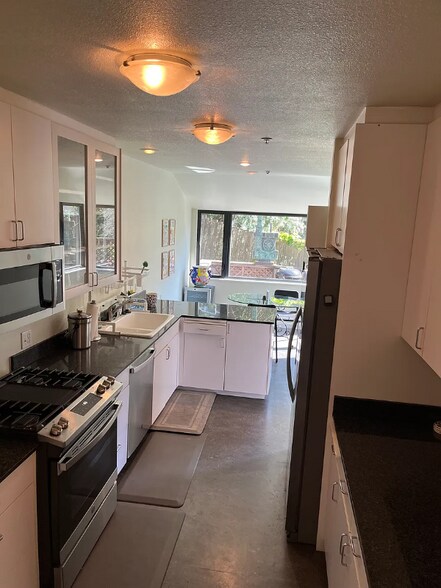 Building Photo - 1411 Queens Rd