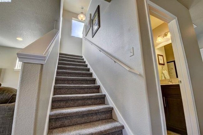 Building Photo - Immaculant 4BD/2.5BA Single Family Home on...