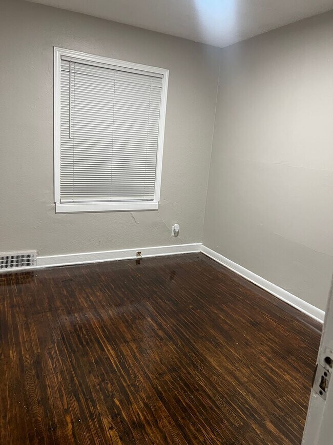 Building Photo - 3030 E 37th St