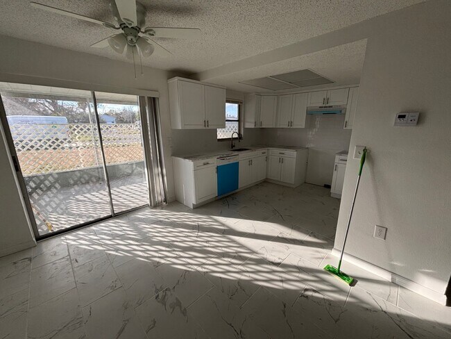 Building Photo - 4515 Needle Palm Dr