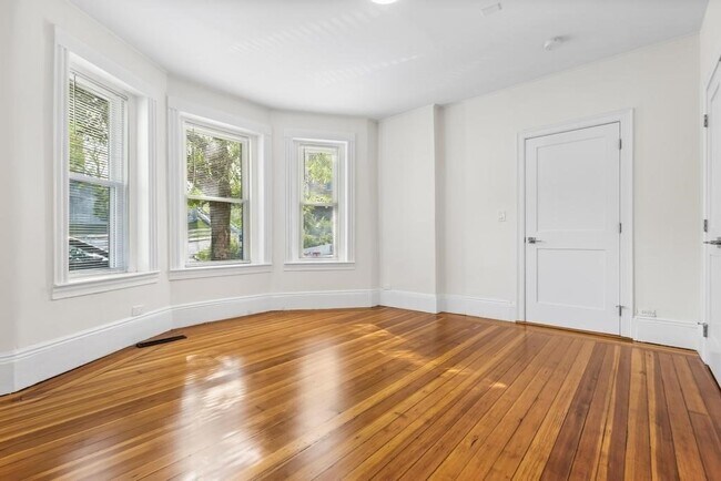 Building Photo - 305 Medford St
