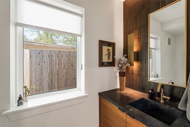 Building Photo - 1300 Perez St