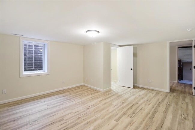 Building Photo - 5 bed, 3 bath updated home on Campus -  AVAILABLE AUGUST 2026