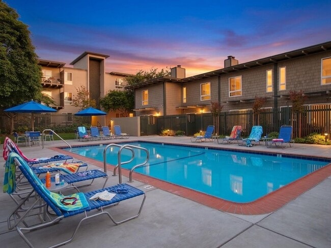 Building Photo - Top floor large 2 bed 2 bath open views at Woodlake
