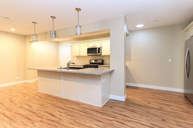 Building Photo - Single Story, Private Pool near the Art District