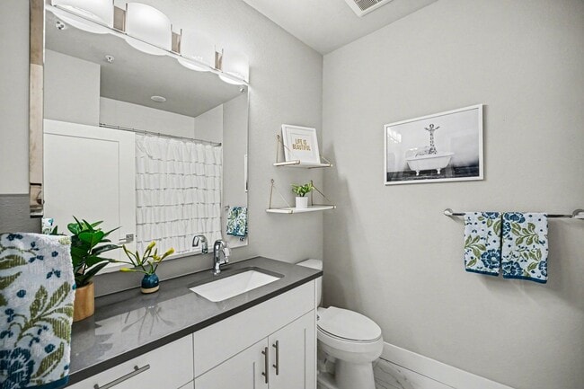 Building Photo - April 2026 - 2 bed 2 bath beautiful condo!