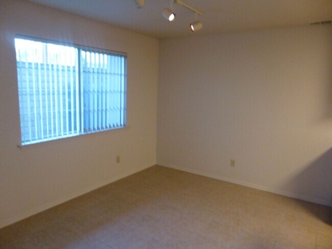 Building Photo - 3BR/3BA Townhouse Near Waller Park, just a...