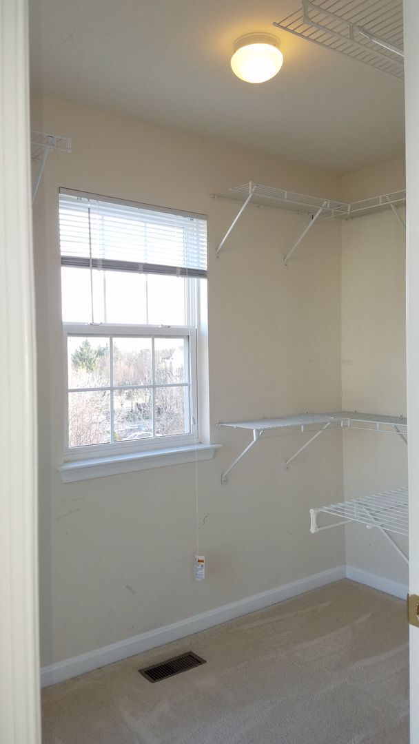 Building Photo - 3 Level *END UNIT* townhouse in Frederick ...