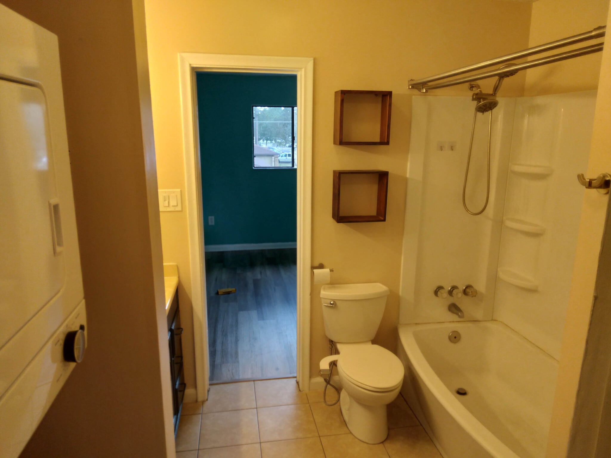bathroom with tub and bidet - 4415 NW 41st Plz