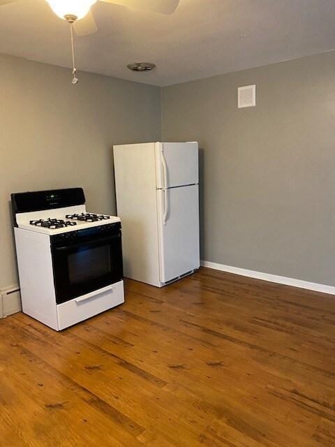 Building Photo - 4616 Grove Ave