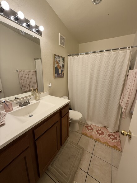 Building Photo - 838 E Lester St