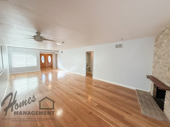 Building Photo - Homes Management - 3 bed, 2 bath home off Oak Hill