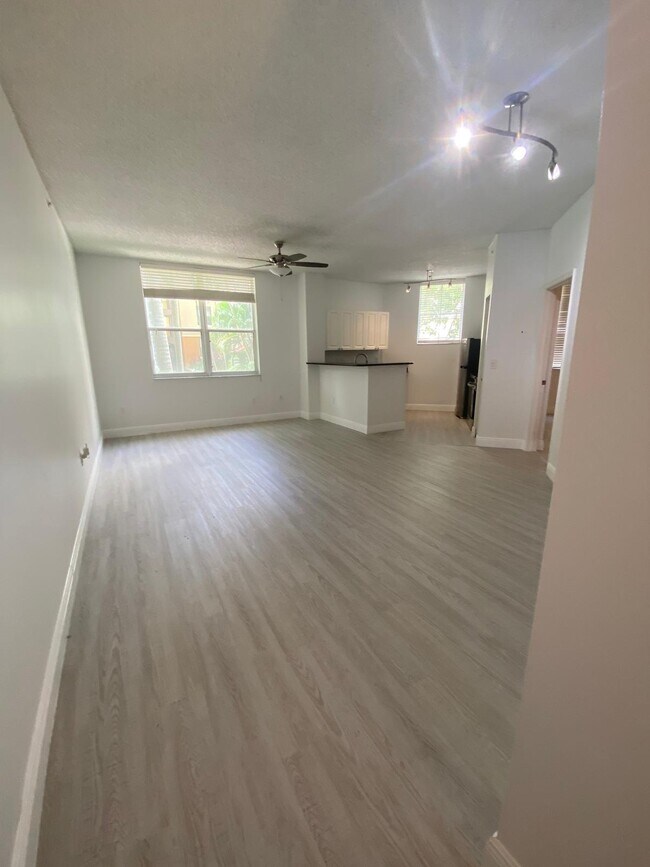 Building Photo - 630 S Sapodilla Ave