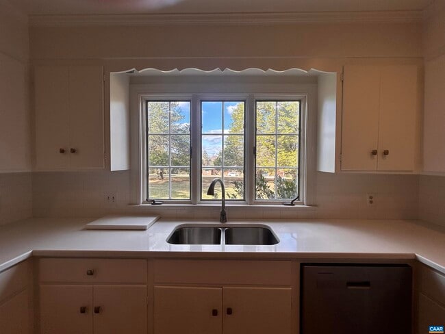 Building Photo - 214 Montvue Dr