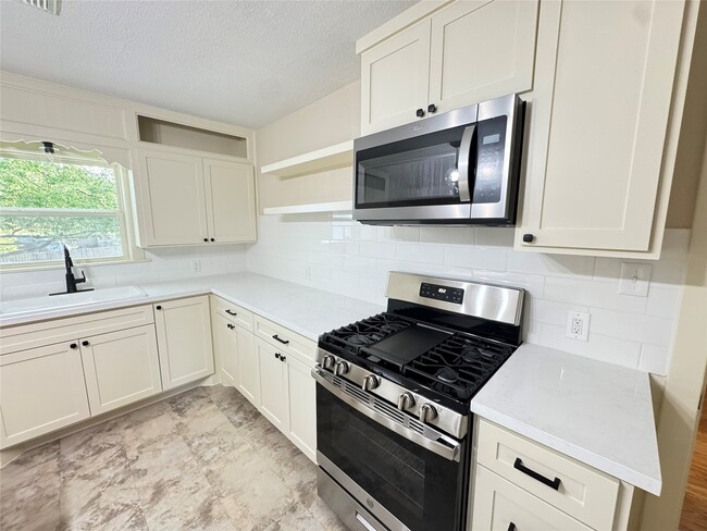 Building Photo - 1901 Marjorie St