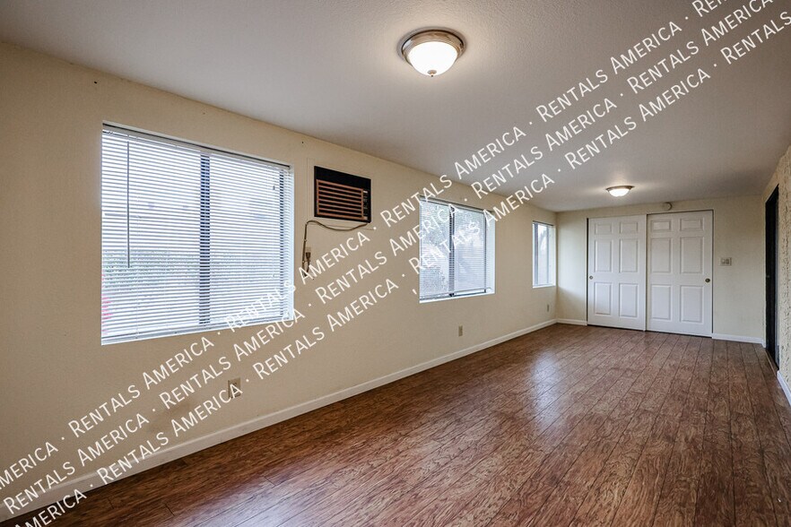 Building Photo - 1621 E Vaughn St