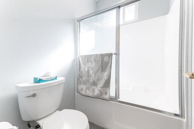 Bright secondary bathroom - 5220 Premiere Hls Dr