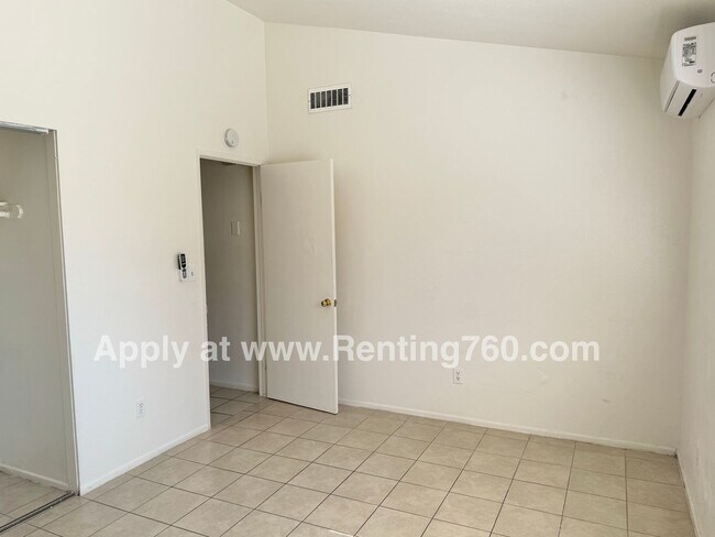 Building Photo - Spacious 2 Bed 1 Bath Home With Indoor Lau...