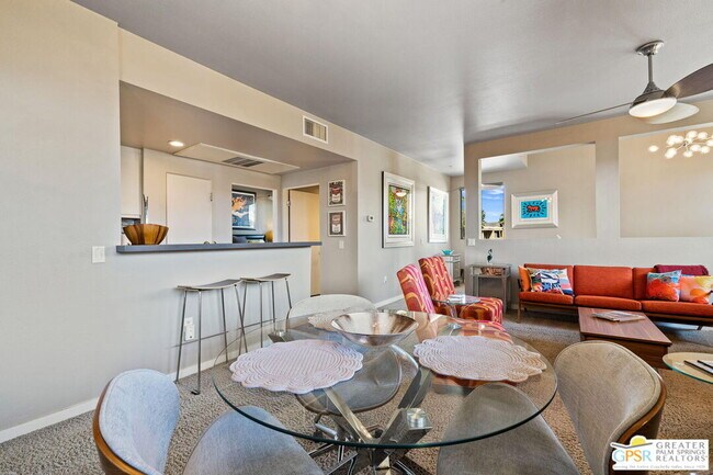 Building Photo - 930 E Palm Canyon Dr
