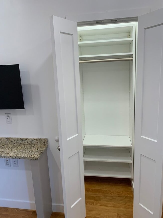 Building Photo - CHELSEA/BOSTON NO BROKER OR RENTAL FEES !!...