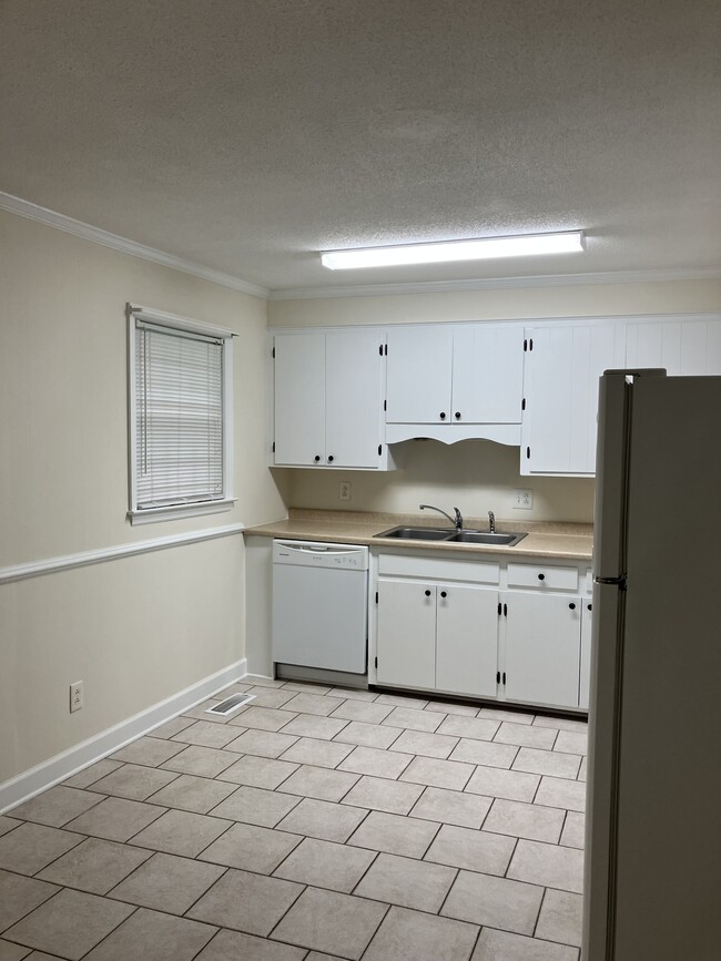 Building Photo - 1424 Hobart Dr