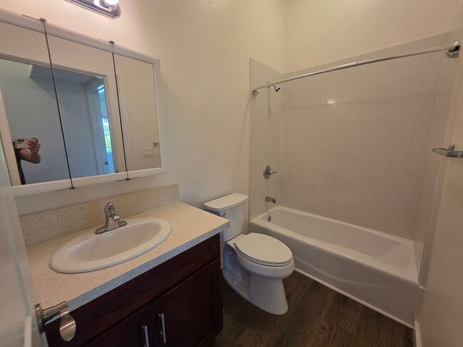 Building Photo - Spacious 2 bedroom, 2 bath with 2 parking ...