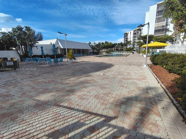 Building Photo - 20400 W Country Club Dr