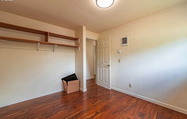 Building Photo - Beautiful Churchill Home!