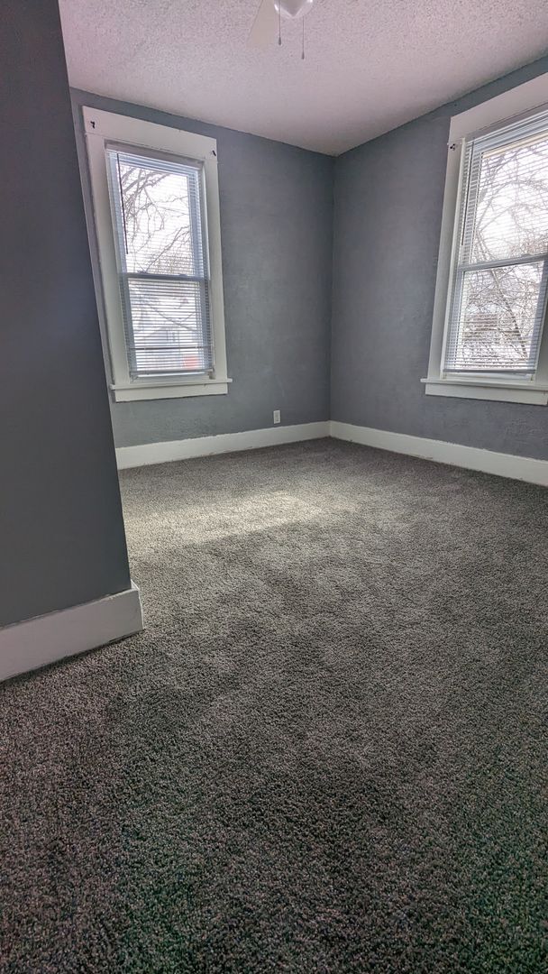Building Photo - 3 bedroom/2 bath home