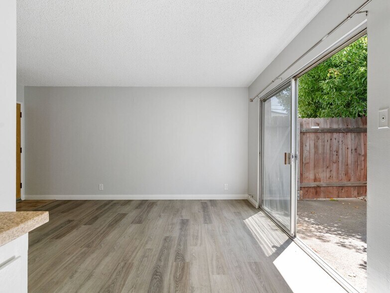 Building Photo - 425 Gaviota Ave