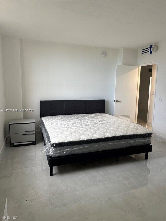 Building Photo - 2 br, 2.5 bath House - 10185 Collins Ave A...
