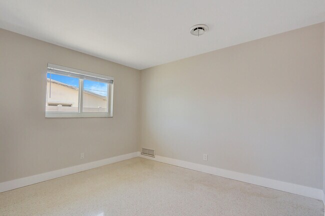 Building Photo - 3898 Holly Dr