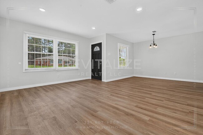 Building Photo - 2900 Lott Dr