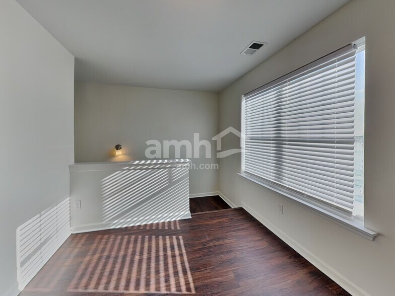 Building Photo - 301 Boulder Run