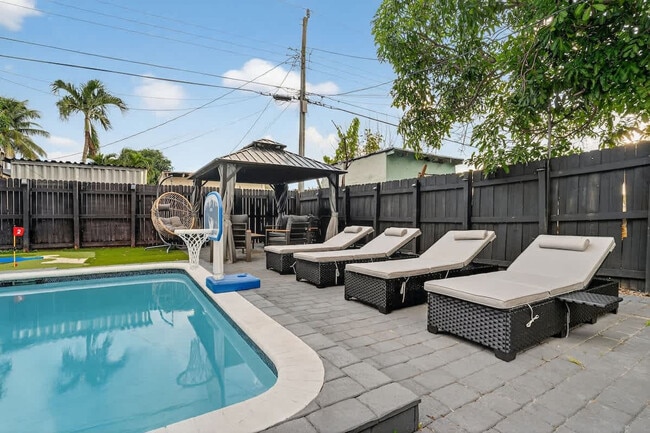 Building Photo - 6660 Custer St