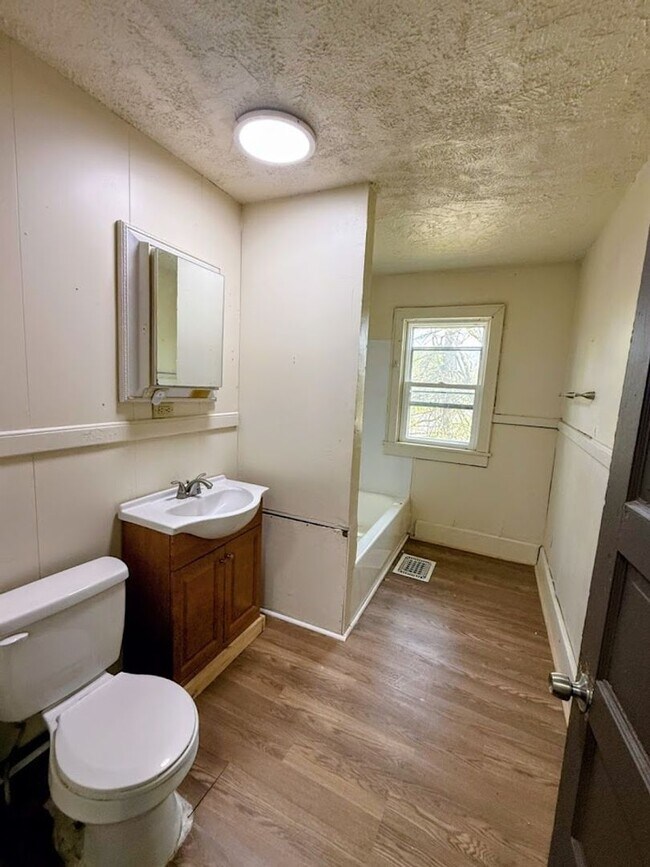 Building Photo - 2048 2nd St NE