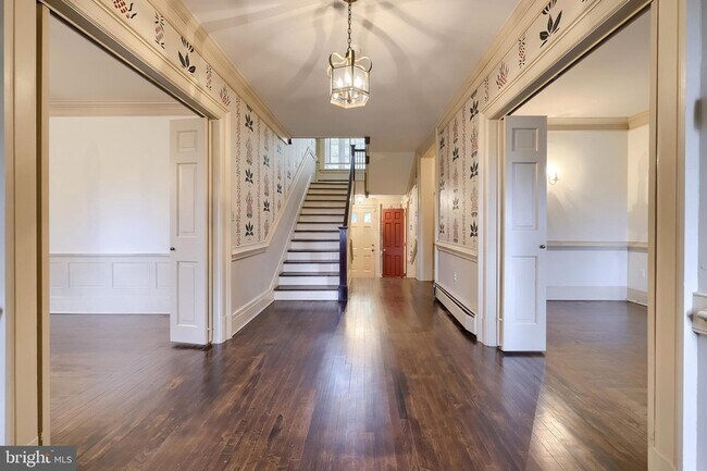 Building Photo - 226 E Caracas Ave