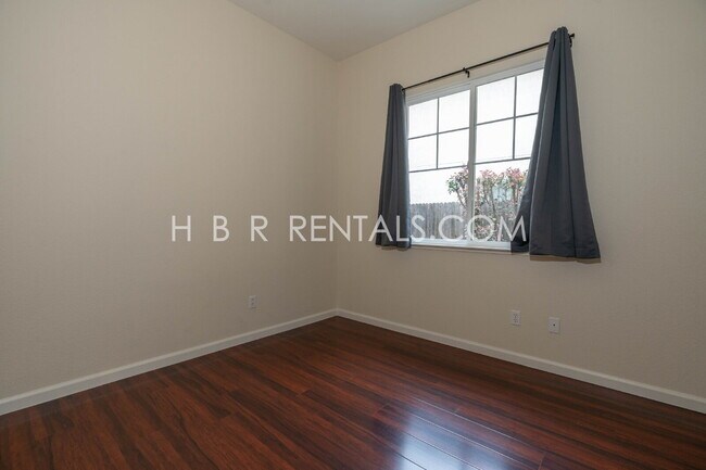 Building Photo - 1582 Peony Dr