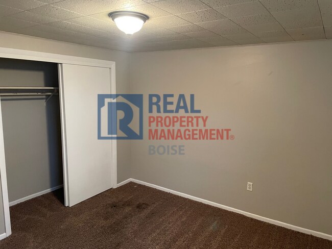 Building Photo - Spacious Basement Apartment in Downtown Ca...